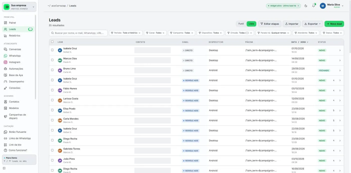 Leads em modo lista, com a barra de busca e os filtros (inclusive Status) acima da tabela de contatos.