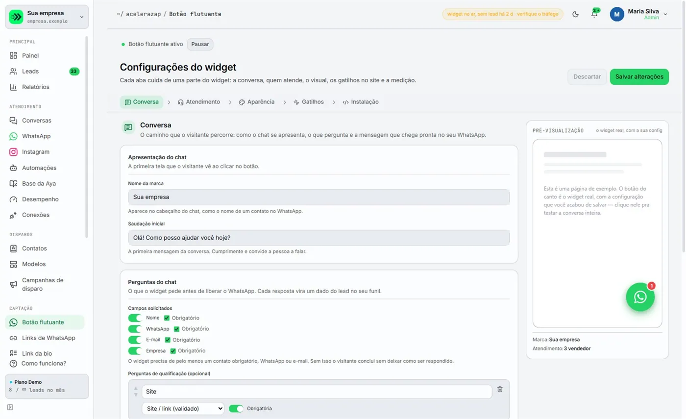 Configurações do botão flutuante na aba Conversa, com a apresentação do chat (nome da marca e saudação inicial), as perguntas do chat e a pré-visualização.